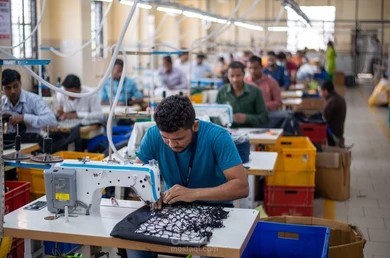 مصنع لإنتاج الأزياء الجاهزة للأعمار المختلفة