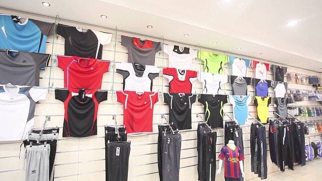 مصنع لإنتاج الملابس الرياضية المبتكرة